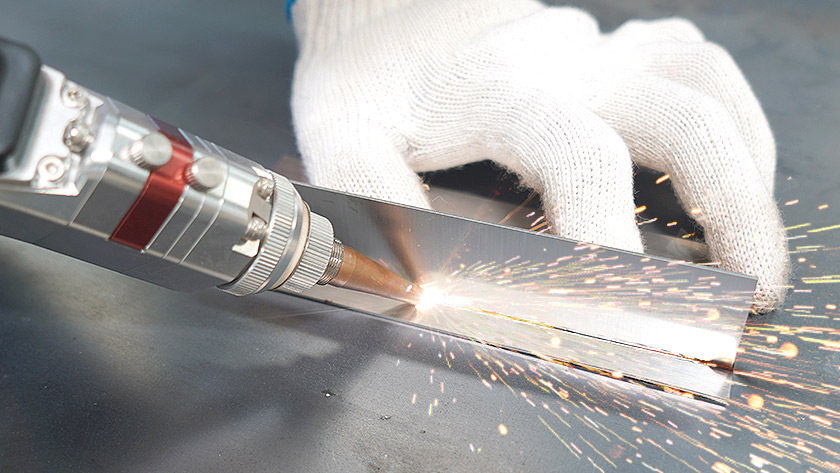 Image montrant la découpe d'une plaque de métal au laser