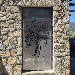 Porte en métal avec dessin d'un olivier à la découpe laser : métallerie Techni Métal