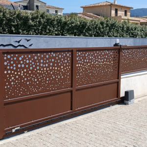 Création métallique portail sur mesure avec palissade